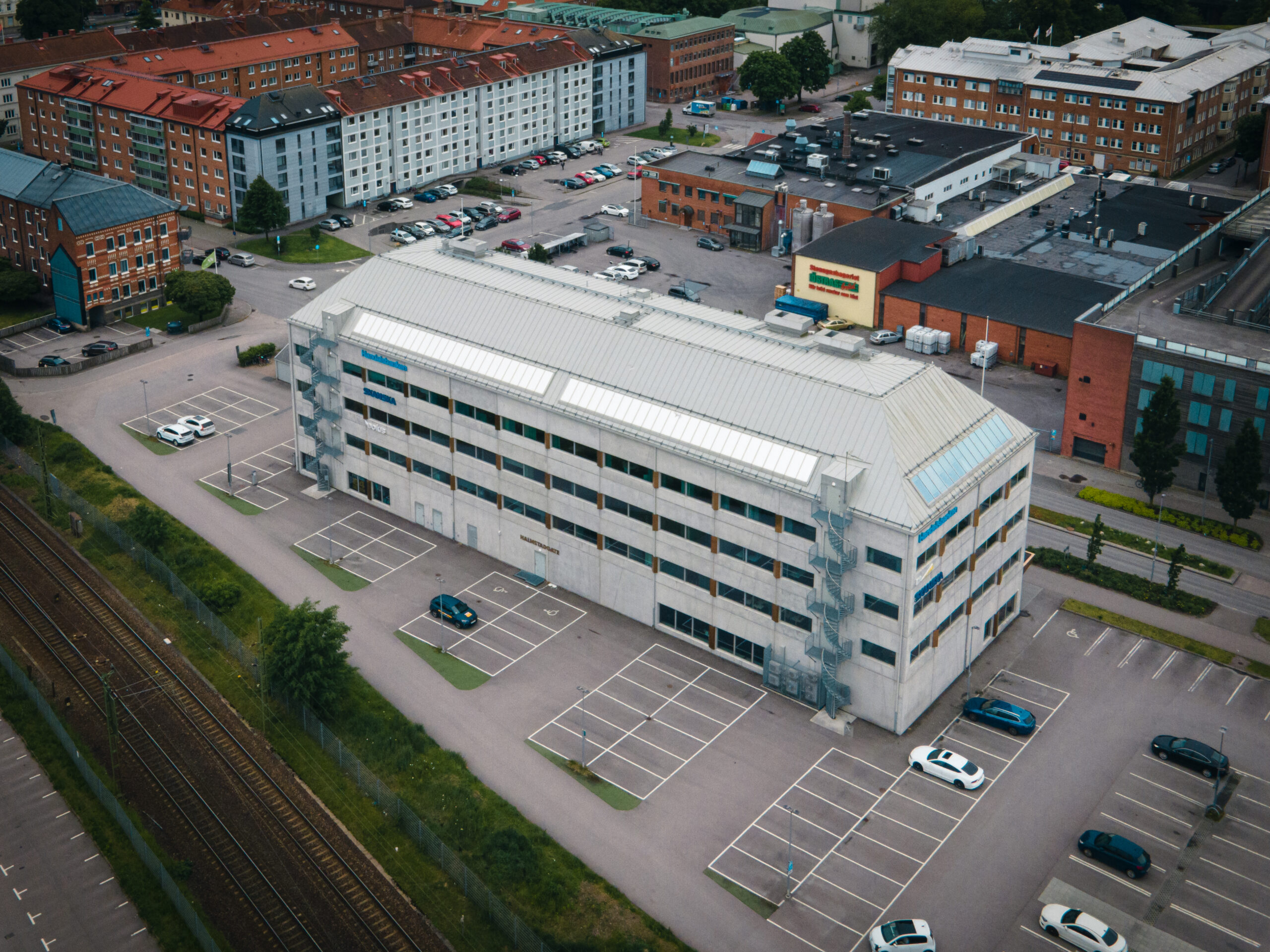 C+ Fstigheter, Toppläge i Halmstad!  557 kvm kontor med ljusa ytor och närhet till allt – kommunikationer, service och Halmstad City.